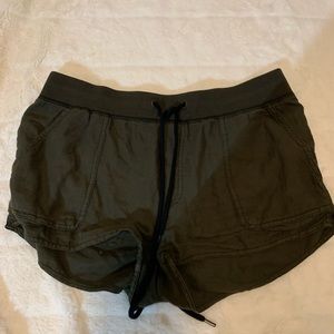 ARITZIA COMMUNITY SHORTS